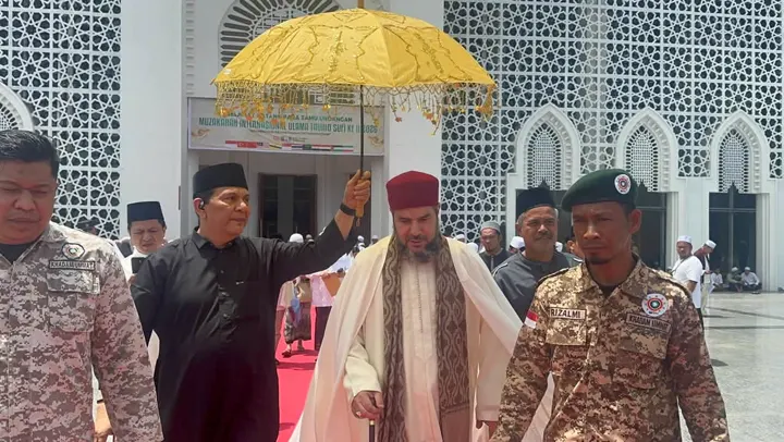 استقبال الشيخ عند وصوله إلى مقر المؤتمر