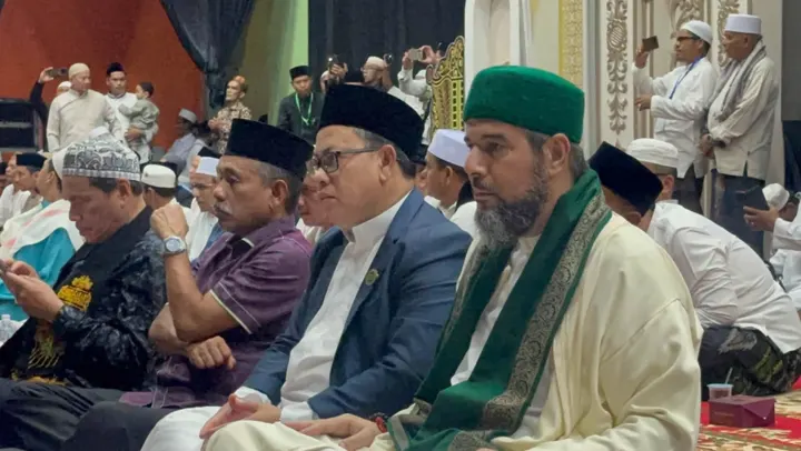 الشيخ في الصف الأول بين العلماء والضيوف