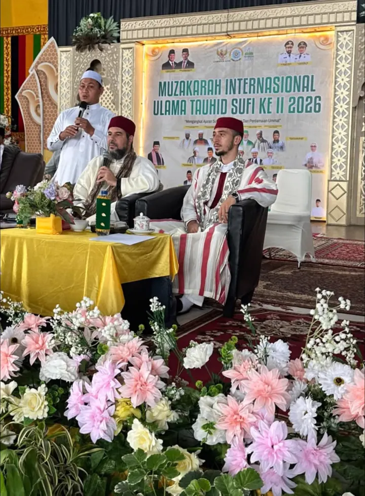الشيخ على منصة المؤتمر