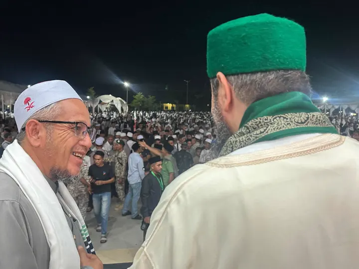 حديث على المنصة مع أحد علماء المؤتمر