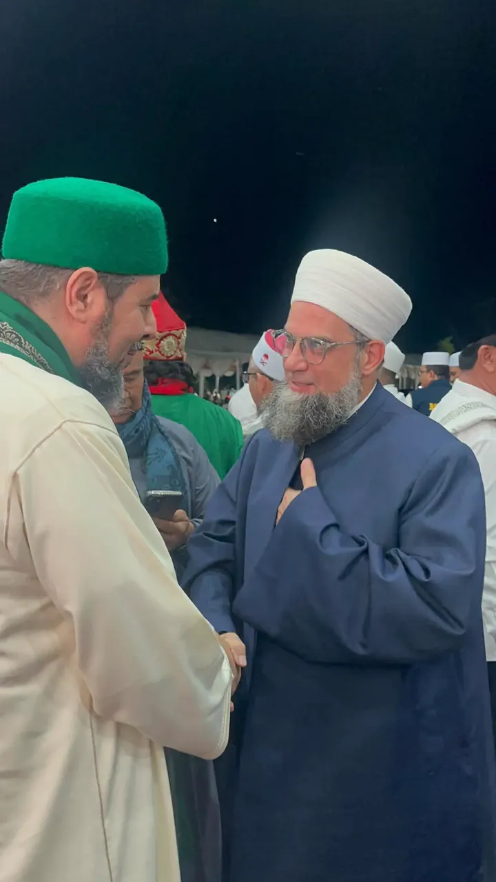 تحية ومصافحة على هامش المؤتمر