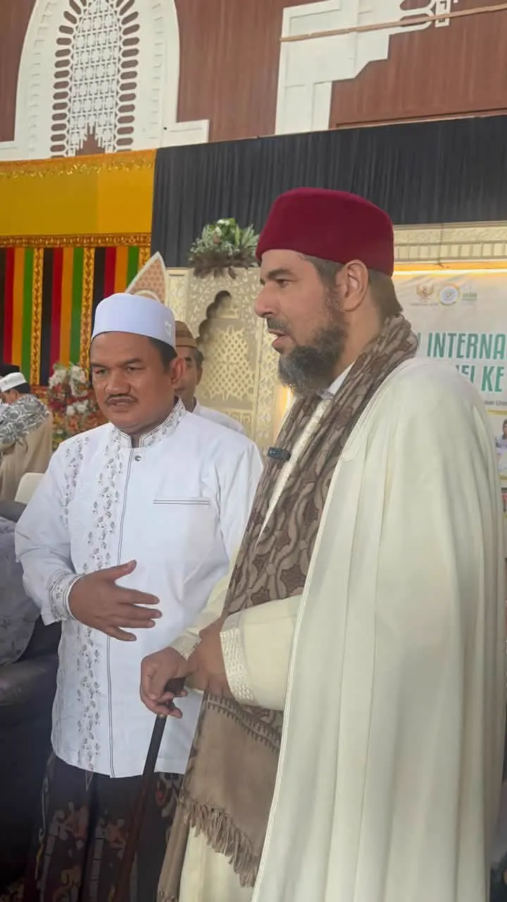 مع أحد مضيفي المؤتمر