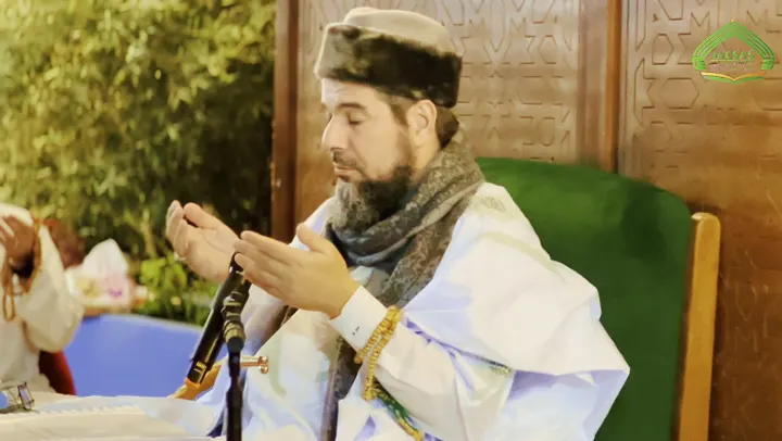 الشيخ يرفع يديه بالدعاء